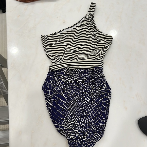 Norma Kamali Kulture one shoulder alligator print swimsuit exc cond sz Med - Picture 6 of 8